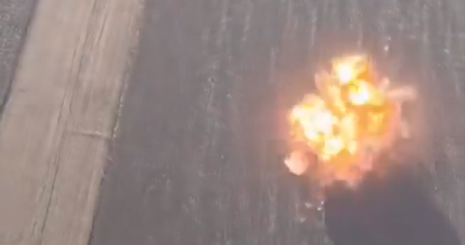 DIREKTAN POGODAK! VOJSKA RASPALILA IZ LETEĆE ZVERI: Borba Rusa i Ukrajinaca, meta razneta u deliće (VIDEO)