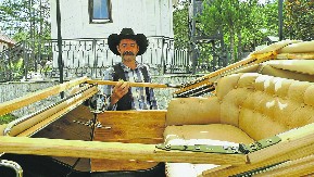 DRVOMOBIL NA ŠUMADIJSKI NAČIN Rade iz Kragujevca duže od dve godine ručno sklapao ljutu mašinu po uzoru na čuveno vozilo