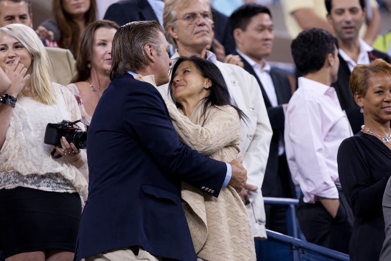 ŽENA ČUVENOG GLUMCA PRIZNALA DA ZAJEDNO IDU KOD PSIHIJATRA  Rodila mu sedmoro dece, ali 1 stvar im zagorčava život