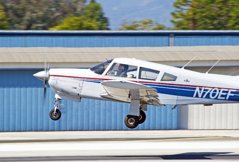 OVAKO IZGLEDA AVION KOJI SE SRUŠIO KOD SUBOTICE Na licu mesta veliki broj vozila hitnih službi (FOTO)