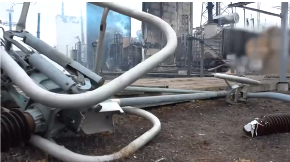 PAKAO U UKRAJINI: Objavljen video razaranja – radnici plaču dok pokazuju posledice ruskih udara! (VIDEO)