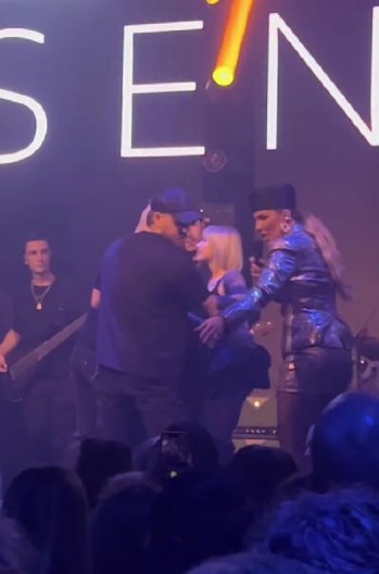 POZLILO MAJCI NAŠE PEVAČICE! Hitno prekinut nastup, ona skočila na binu i moli za pomoć (VIDEO)