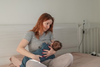 ON ŽIVI KAO MOMAK, A JA ZAROBLJENA U KUĆI SA BEBOM  Svekrva dođe, neće prstom ni da mrdne, a zbog ovoga mi je pao mrak na oči