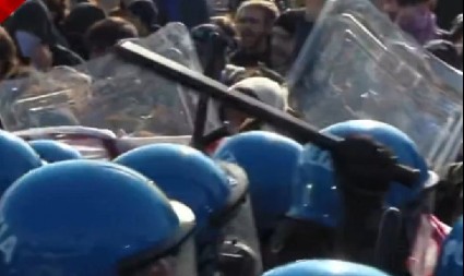 DEMONSTRANTI U TORINU NAPALI POLICIJU Proradili pendreci i štitovi, protest prerastao u politički obračun - isti obrazac kao u Srbiji!