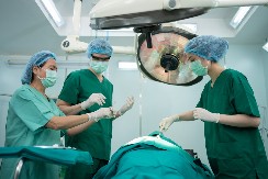 DA LI JE OVO ISTA OSOBA? Pamela (73) se iz bake pretvorila u devojku - posle šokantnog fejsliftinga ni familija je ne prepoznaje!