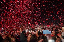 ŽIVEO JE U SIROMAŠTVU, RADIO U FABRICI, A SADA IMA BOGATSTVO PROCENJENO NA 100 MILIONA DOLARA! On je najbogatiji pevač sa naših prostora