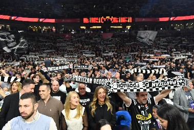 DIRLJIVE SCENE U ARENI Partizan se emotivno oprašta od preminulog navijača, pogledajte šta je na njegovom sedištu (VIDEO)