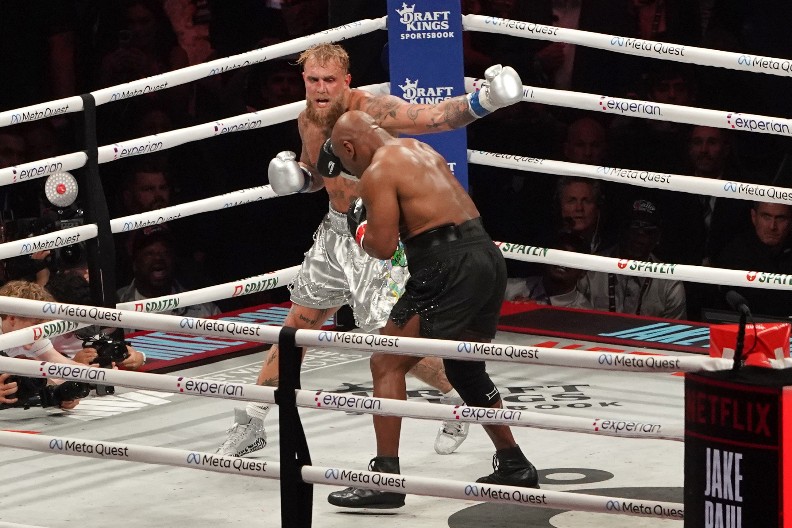 TAJSON NIJE MOGAO DO SENZACIJE Džejk Pol srušio Gvozdenog Majka u spektakularnom meču