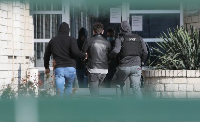 DEVOJCI PRIŠAO S LEĐA I OTEO JOJ TELEFON Krađu počinio na uslovnoj slobodi!