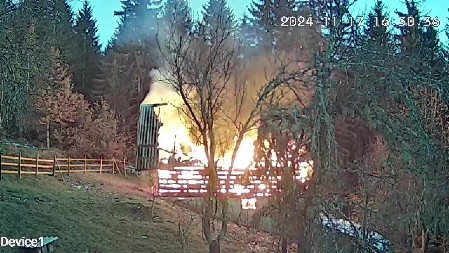 MIGRANTI UPALI U CRNOGORSKO SELO I POČELI DA PALE! Štala u plamenu, meštani u strahu! "Upadaju u kuće"