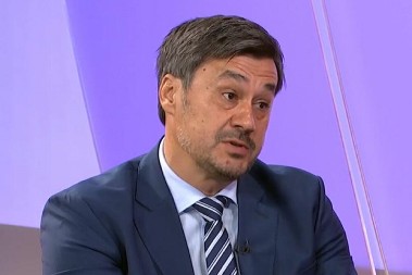 RADE BOGDANOVIĆ BEZ DLAKE NA JEZIKU Taj baraž je nebitan, neka čiste kartone, mnogo nam fali Tadić