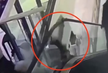 ŽENA POGINULA U TRŽNOM CENTRU! Jeziv snimak žene koja pada sa četvrtog sprata nakon što je sela na pokretne stepenice (VIDEO)