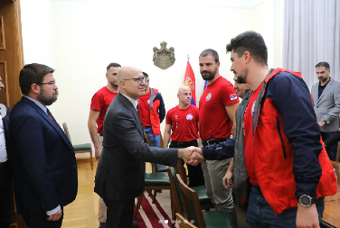 PREMIJER VUČEVIĆ UGOSTIO HEROJE KOJI SU SPASAVALI POVREĐENE U NOVOM SADU: "Njihova hrabrost i požrtvovanost vraća veru u ljude"