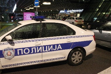 PRIVEDEN ZBOG PREKRŠAJA U SAOBRAĆAJU PA NAPRAVIO HAOS Policajcu koji ga je sprovodio do ćelije pretio ubistvom?