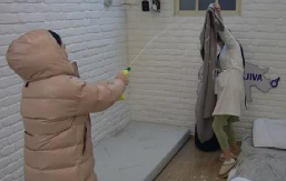 ČEKA SE HITNA DISKVALIFIKACIJA UČESNICE ELITE 8? Okupala cimerku otrovnim hemikalijama, javnost frapirana! (FOTO)