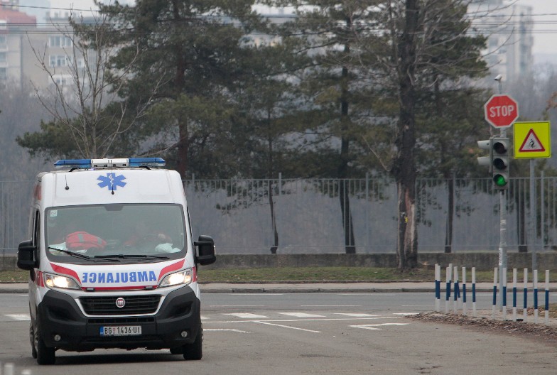 POŽAR U NASELJU ZUCE! Muškarac (50)  i žena povređeni, hitno prevezeni na VMA!