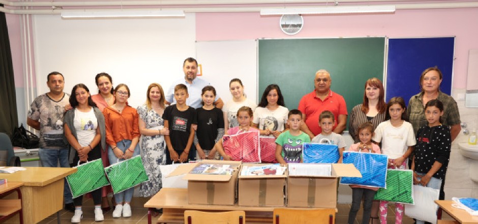 Poseta pokrajinske poslanice i podela udžbenika učenicima romske nacionalnosti