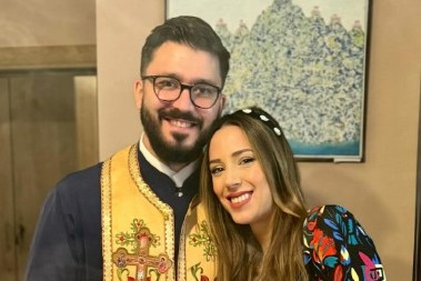 DANICA CRNOGORČEVIĆ I SUPRUG IVAN OBELEŽILI ARANĐELOVDAN Ona u jeleku, on u mantiji dočekuju goste