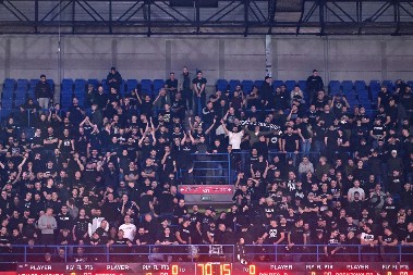 HAOS U ARENI Navijači Partizana gađali pristalice Zvezde na derbiju (VIDEO)