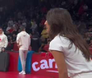 ATRAKTIVNA TURKINJA OPČINILA SVE U ARENI Najzgodnija novinarka Evrolige gleda okršaj Zvezde i Partizana (VIDEO)