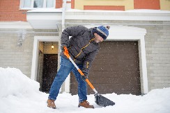 BRZO I BEZ PO MUKE Jedan sastojak na lopati olakšava čišćenje snega