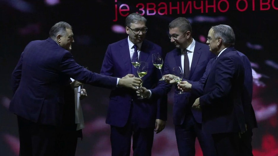 SRBIJA U PRVIH 9 MESECI OSTVARILA VIŠE OD 10 MILIONA NOĆENJA Vučić: Malo koji deo naše privrede je tako uspešan i toliko mnogo i toliko snažno napredovao kao naša vinarska industrija