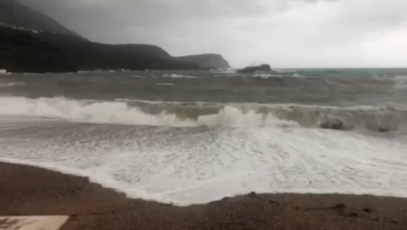 "TALASI POTKOPAVAJU TEMELJE" Haos na Adi Bojani, službe na terenu zbog nevremena