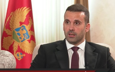 PRESEKAO KOLONU PREMIJERA! Hapšenje u Crnoj Gori, udario u automobil obezbeđenja Milojka Spajića