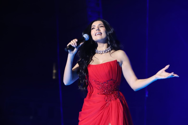 TANJI SAVIĆ SEVNULO MEĐUNOŽJE, SVE SE VIDELO! Pukla joj haljina usred koncerta, a onda se desilo nešto gore (FOTO)