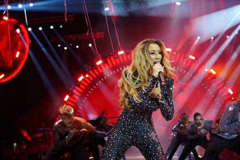 TEA TAIROVIĆ POKORILA BUGARSKU Preko 13.000 ljudi u Sofiji uglas pevalo ''Idem u Dubai'' (VIDEO)