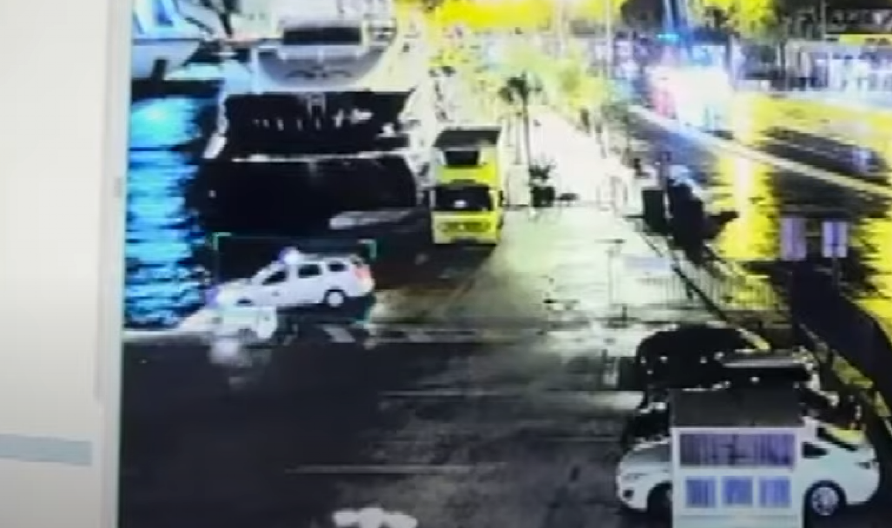 TAKSI SA PUTNICIMA ZAVRŠIO U MORU! Evo kako je vozilo sletelo, kamere zabeležile sve! (VIDEO)