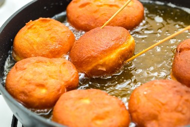 PEKARI UVEK DODAJU JEDAN TAJNI SASTOJAK U TESTO ZA KROFNE Zato nikada ne upijaju ulje