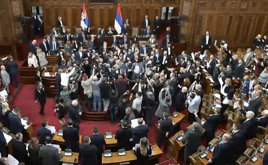 OPOZICIJA IZAZVALA TUČU U SKUPŠTINI Sprovode Kurtijeve metode