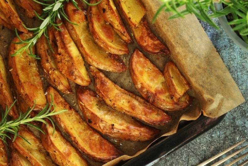 RECEPT ZA SAVRŠENI RUČAK Hrskavi krompir sa kačkavaljem i slaninicom