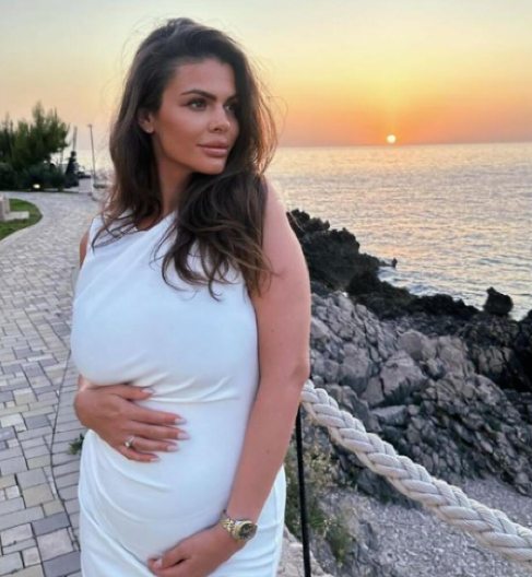 "UGOJILA SAM SE 30 KILOGRAMA" Pevačica (32) prvi put progovorila o porođaju, potpuno ogolila dušu!