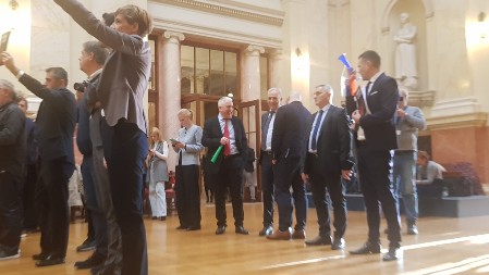 POČELI SEDNICU MINUTOM ĆUTANJA, PA KRENULI DA ZVIŽDE I DA SE BAHATE! Sramno ponašanje opozicionara kakvo Skupština ne pamti! (FOTO)