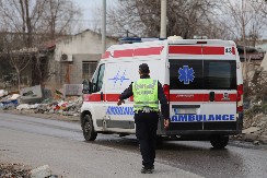 DEVOJCI U TOKU VOŽNJE BETONSKA BANDERA PALA ISPRED AUTA! Užas u Velikoj Moštanici!