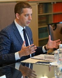 ''KARNEVAL PRIMITIVIZMA'': Đurić osudio nasilje opozicije u Skupštini