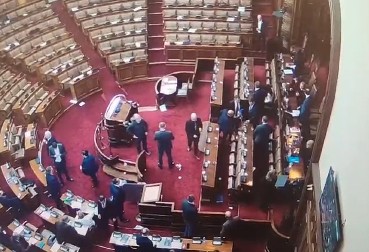 DIVLJAŠTVO: Miroslav Aleksić i Marinika Tepić čupaju mikrofone iz skupštinske sale! (VIDEO)