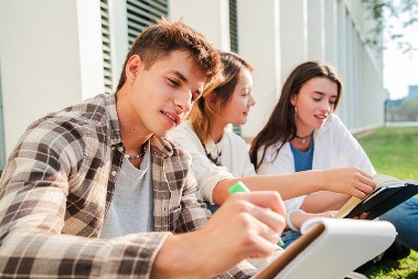 FAKULTET NIJE DOVOLJAN Četvrtina mladih Evropljana radi tokom školovanja
