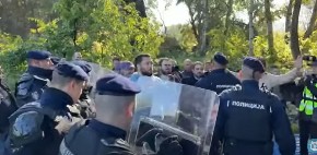OPOZICIJA JE OVAKO PRE 2 GODINE PRAVILA HAOS ZBOG ŠODROŠKOG MOSTA: Rušili ogradu i bacali dimne bombe VIDEO