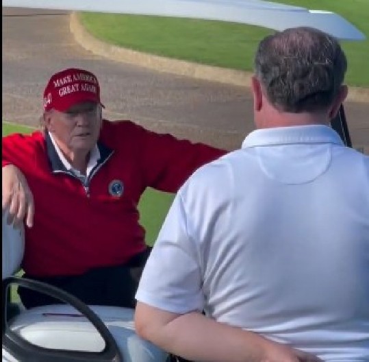 "KUPIĆU TVOJU KOSU, PLATIĆU TI MILIONE" Trampova ponuda nepoznatoj devojci šokirala svet (VIDEO)