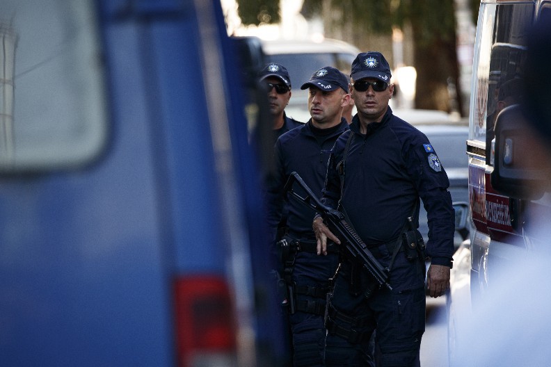 ŠOKANTAN POTEZ KURTIJEVIH POLICAJACA PRED SAHRANU SRPSKOG MLADIĆA: Telo pred roditeljima odvezli iz kuće na obdukciju