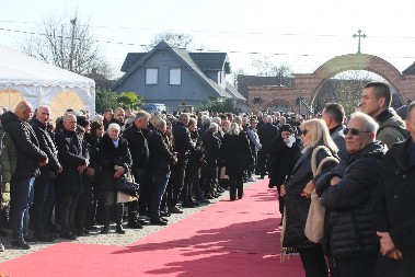 NJU NIKO NIJE OČEKIVAO NA PALMINOJ SAHRANI! Pevačica slomljena od bola, ne odvaja se od njega (FOTO)