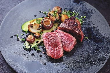 NARUČILA BIFTEK, PA PRIMETILA DA SE U NJEMU NEŠTO MRDA Žena nije ni slutila kakvo je iznenađenje čeka, od prizora će vam se prevrnuti želudac!