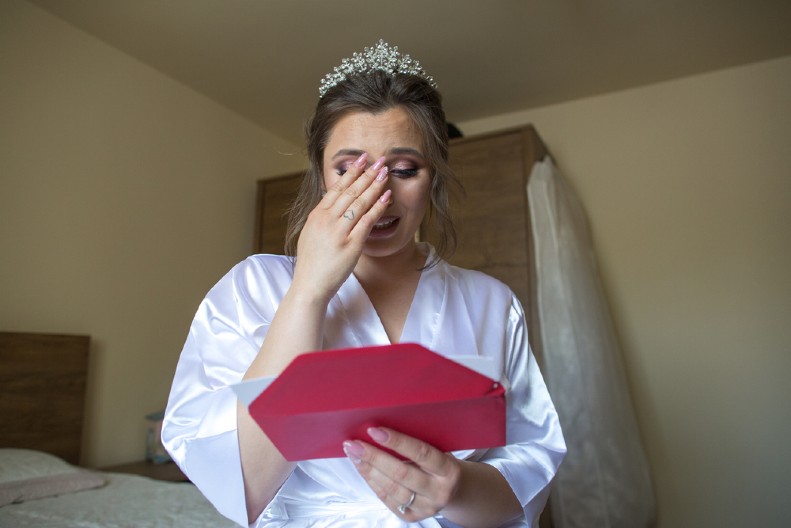 SKANDALČINA NA VENČANJU, POZIVNICA NAPRAVILA HAOS Kada je mlada videla šta je gošća odgovorila, zapenila od besa!