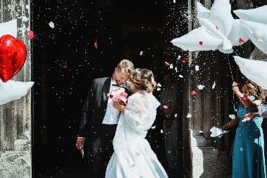 MLADOŽENJINA MAJKA POGLEDALA U MLADINU RUKU Kada je prepoznala beleg, vilica joj je pala od šoka, u sekundi se promenilo sve!