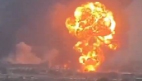 RUSI GRUNULI "KRASNOPOLJEM" PO HARKOVU Granate od 152mm posejale smrt na bojištu, detonacija, vatra i dim na mestu udara (VIDEO)