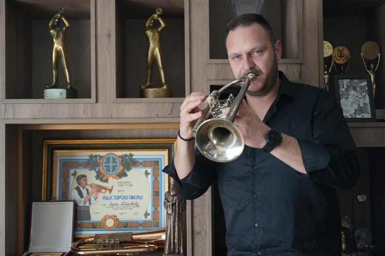 OTKRIVAMO U KAKVOM JE STANJU DEJAN PETROVIĆ Muzičar završio u bolnici: "Počeo sam da se gušim"