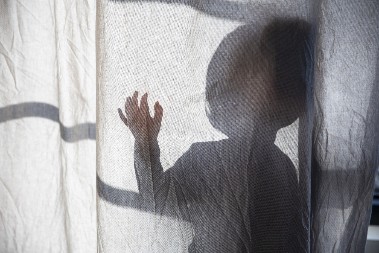 MAJKA IZ PAKLA DRŽALA ĆERKU TRI GODINE U FIOCI KREVETA?! Posledice koje su joj ostale su katastrofalne